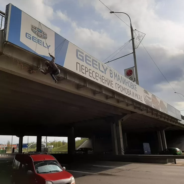 Окраска опор рекламных щитов