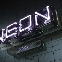 Холодный неон: современные технологии в монтаже световой рекламы Холодный неон: современные технологии в монтаже световой рекламы