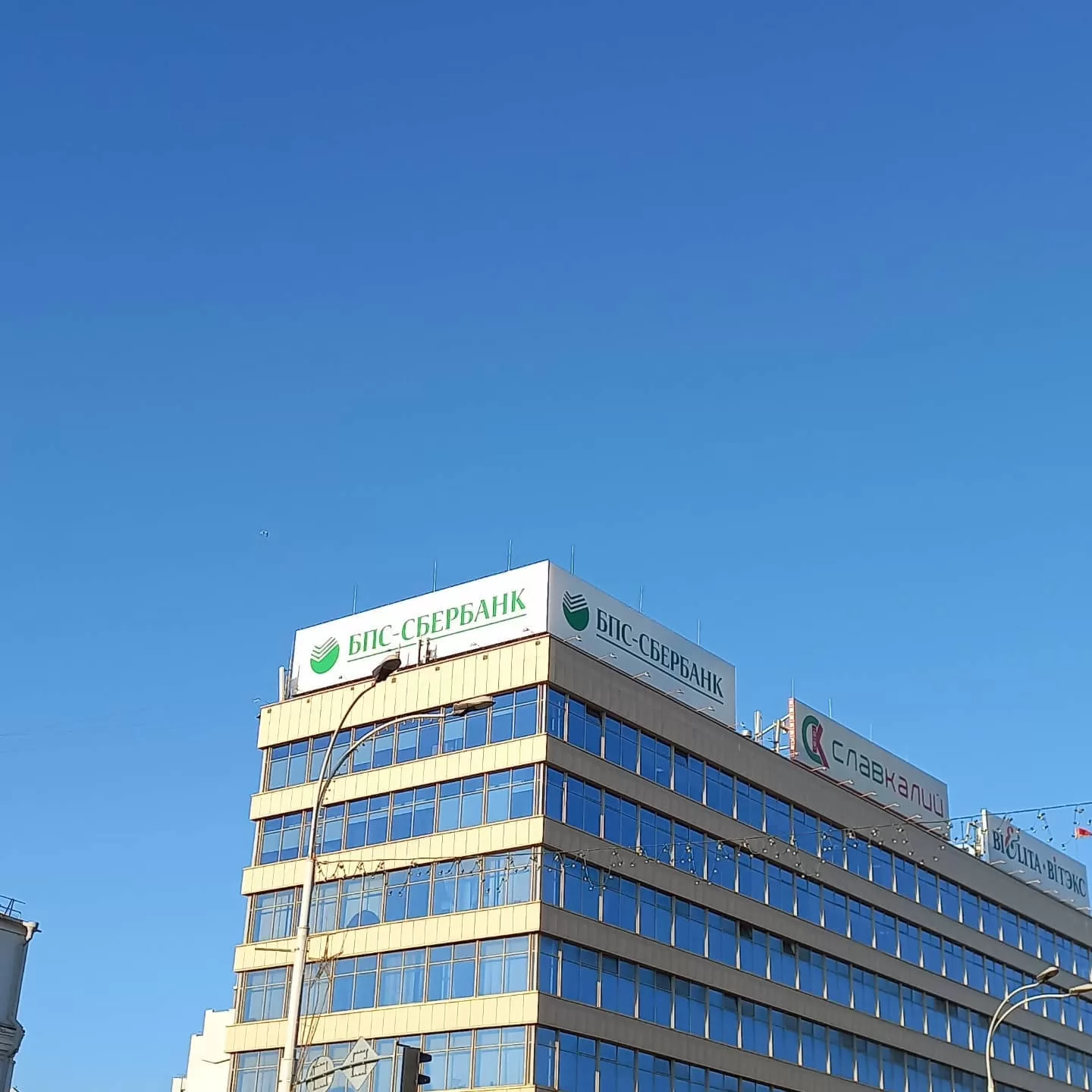 Монтаж баннера на рекламную конструкцию