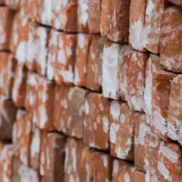 Высолы на кирпиче: причины и способы устранения белого налёта