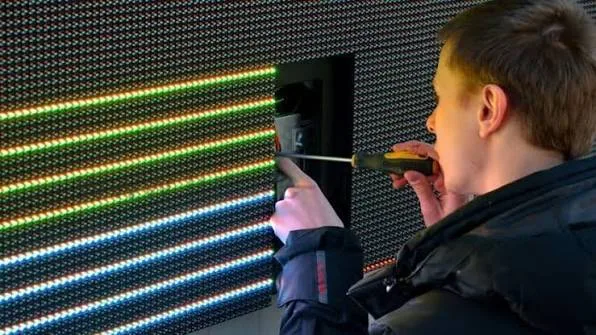 Установка LED-панелей на фасад